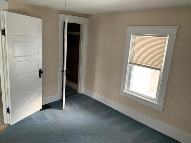 Building Photo - Gorgeous 4 bedroom 2 bath house with one s...