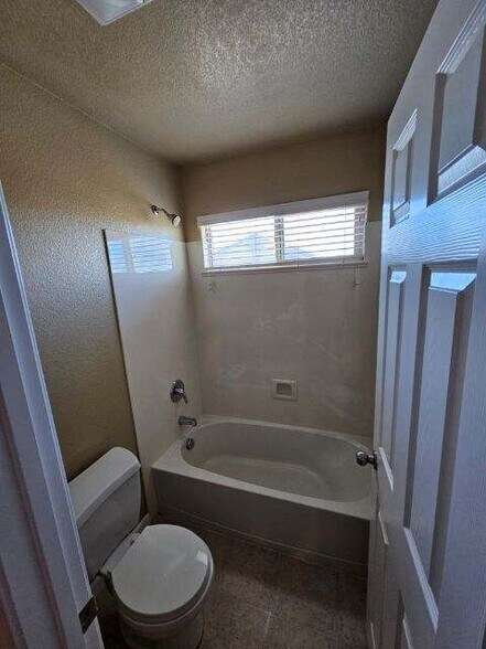 Building Photo - 5620 Bloom Dr