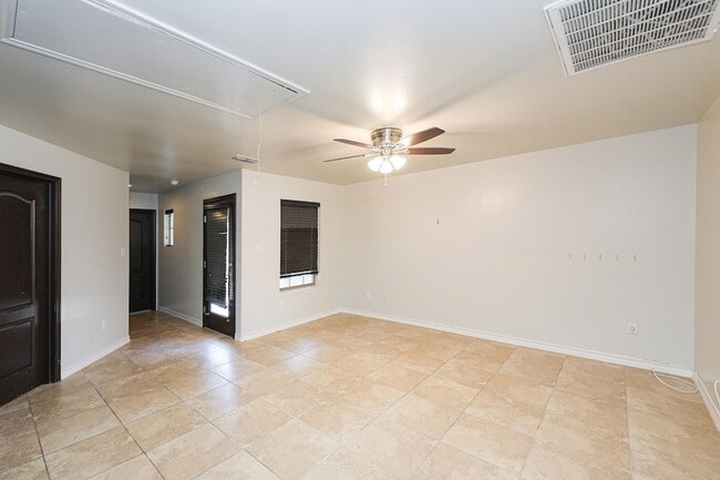 Building Photo - 9813 Sandhill Dr