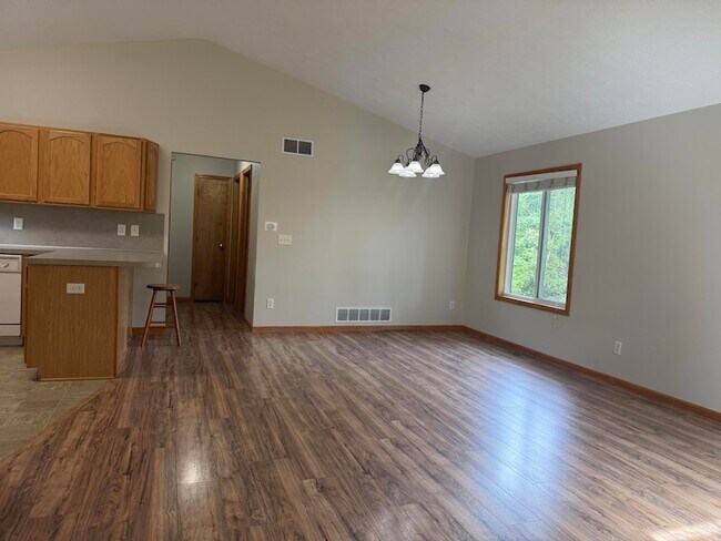 Building Photo - 122 Summit Dr