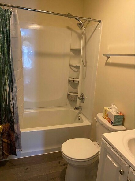 shared bathroom - 1214 Berkeley St