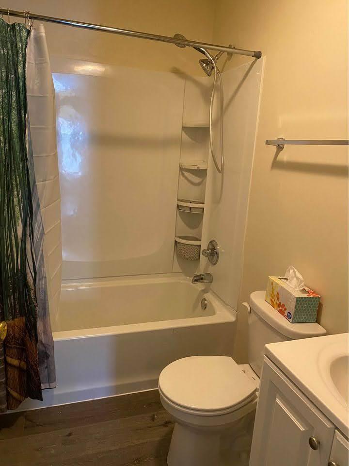 shared bathroom - 1214 Berkeley St
