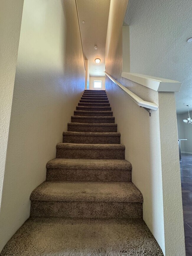 Building Photo - Amazing 3 bedroom home