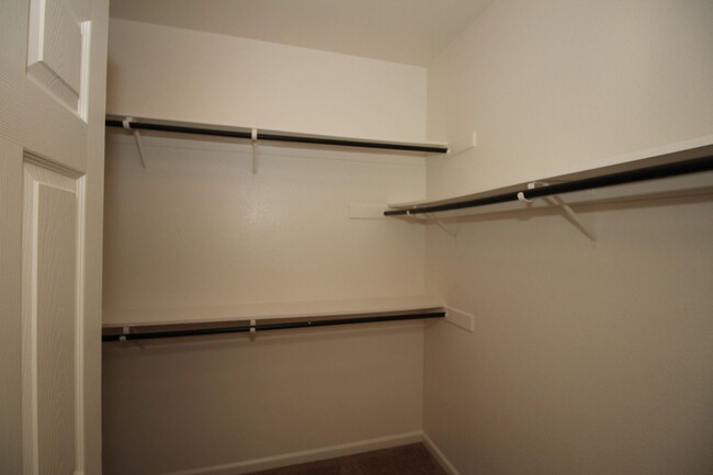 Building Photo - 4 bedroom, 2 bathroom home in Plumas Lake
