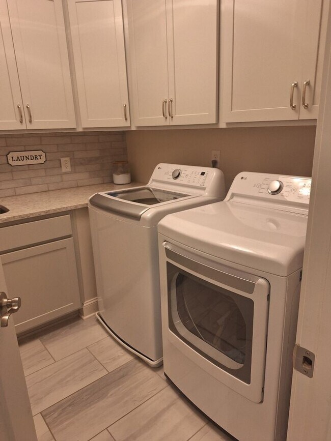 Building Photo - Beautify Brick 3 yr old Build in West Knoxville. No pets.
