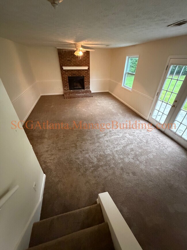 Building Photo - 300 Edna Dr