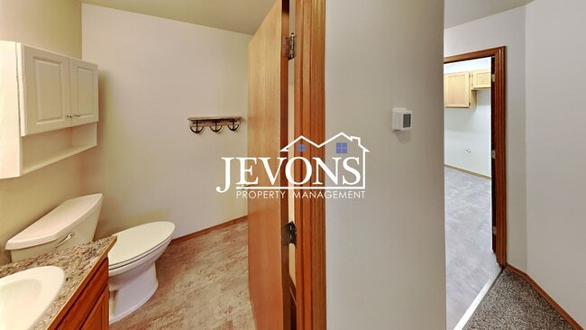 Building Photo - Two-bedroom home with a fully equipped kit...