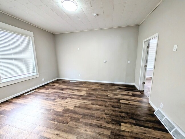 Building Photo - 328 N G St