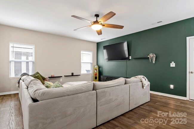 Building Photo - 467 Switch St