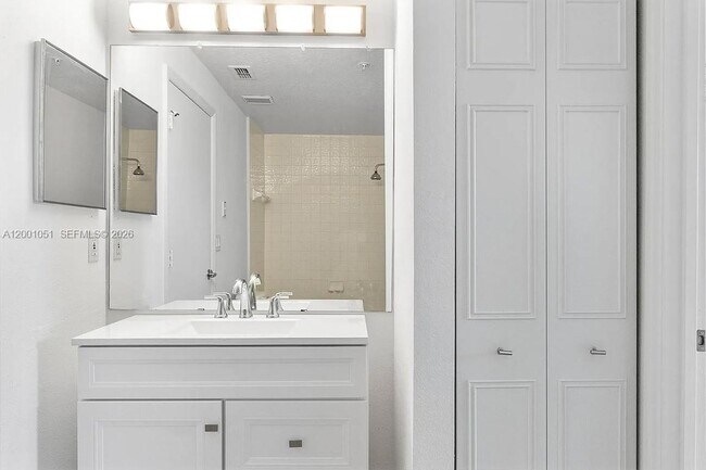 Building Photo - 5554 Metrowest Blvd