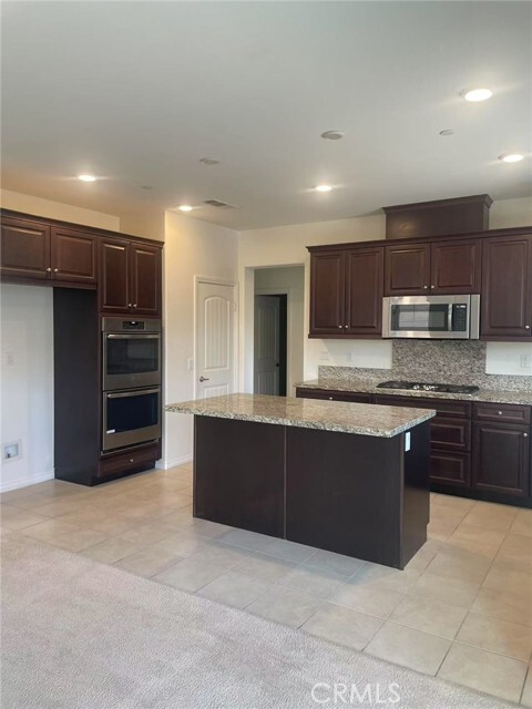 Building Photo - 3272 E Yellowstone Dr