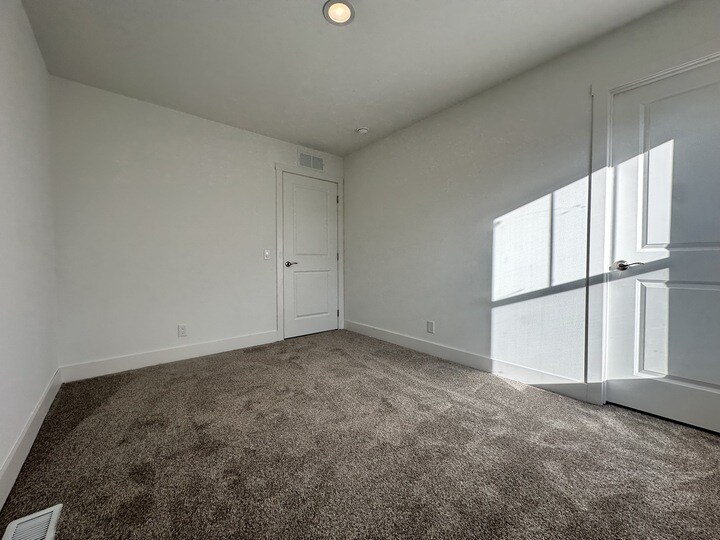 Building Photo - 16 Lapin St