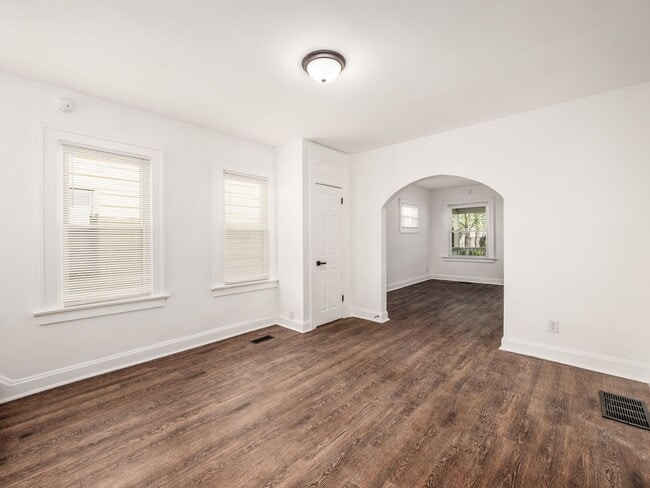 Building Photo - 1359 N 6th St