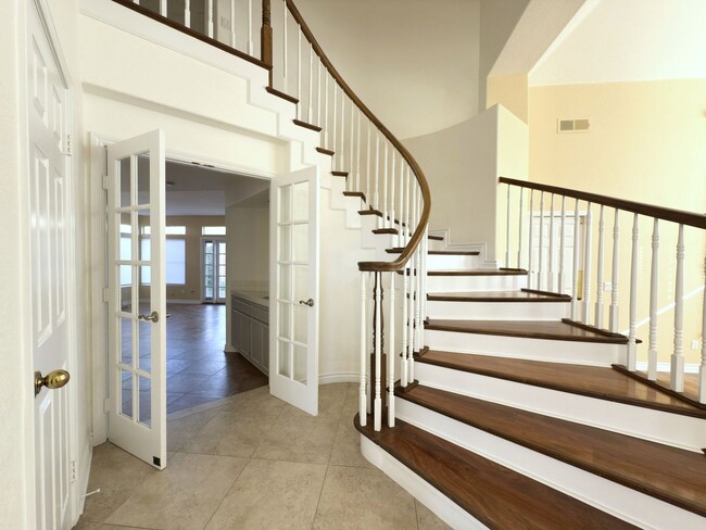 Building Photo - Spacious Home in Santa Fe Hills