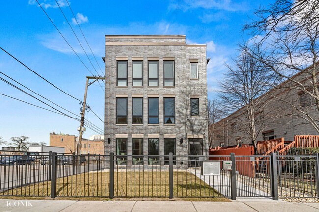 Building Photo - 418 E Oakwood Blvd