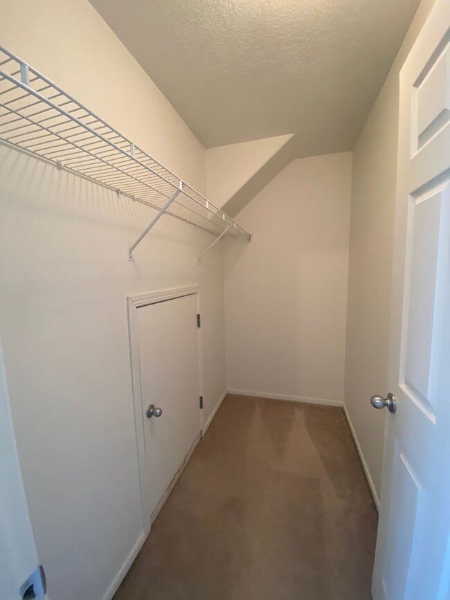 Building Photo - Beautifully Updated Townhouse with New Car...