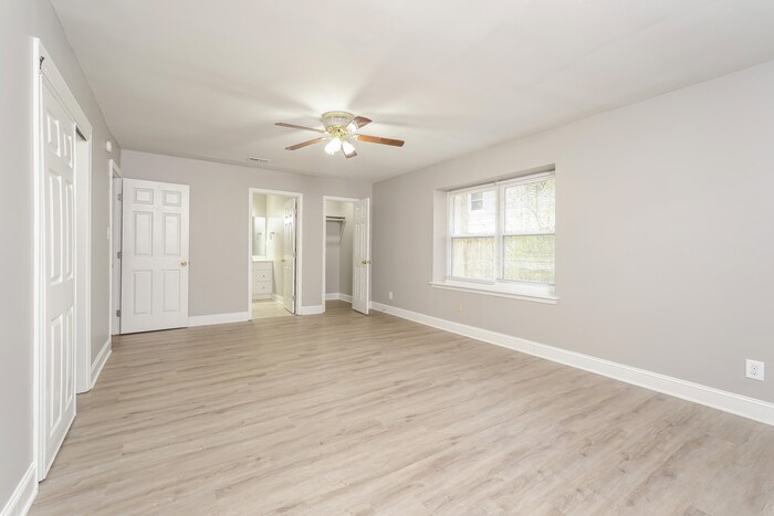 Building Photo - 5018 Shoreline Dr