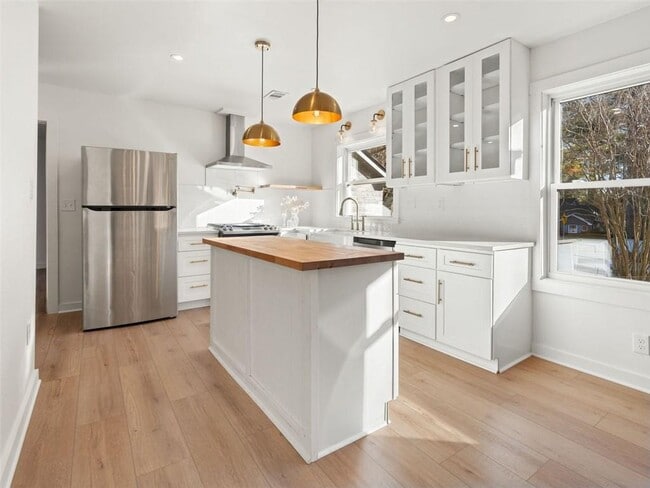 Building Photo - 3452 Beech Dr