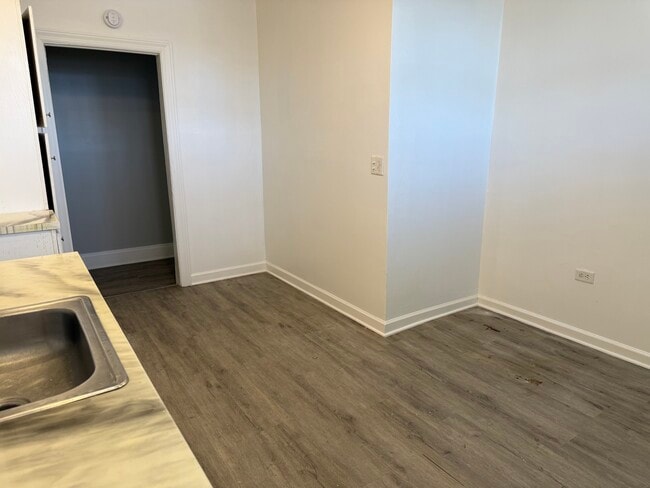 Building Photo - 2537 W 63rd St