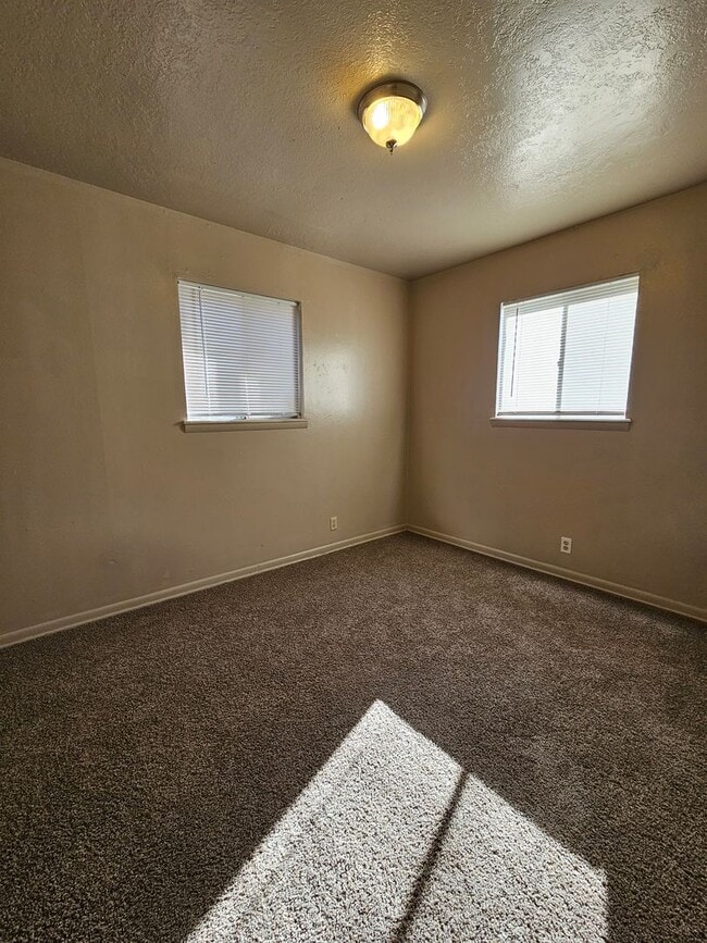 Building Photo - (3) Bed/(1) Bath in Core Norman! Pet Negotiable!