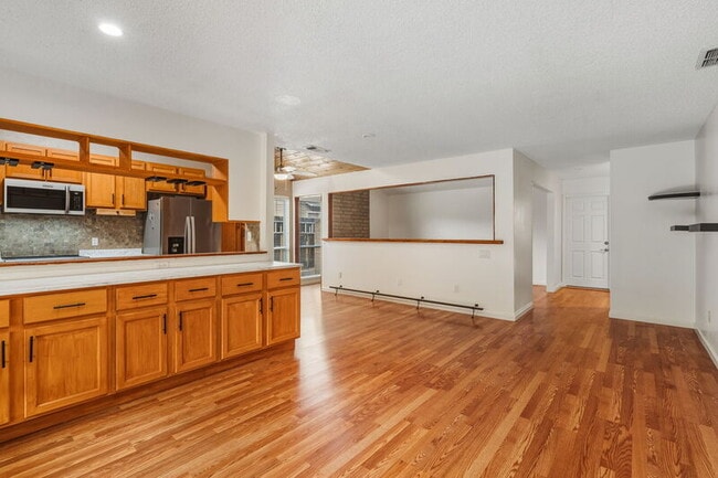 Building Photo - 10028 Biscanewoods Way