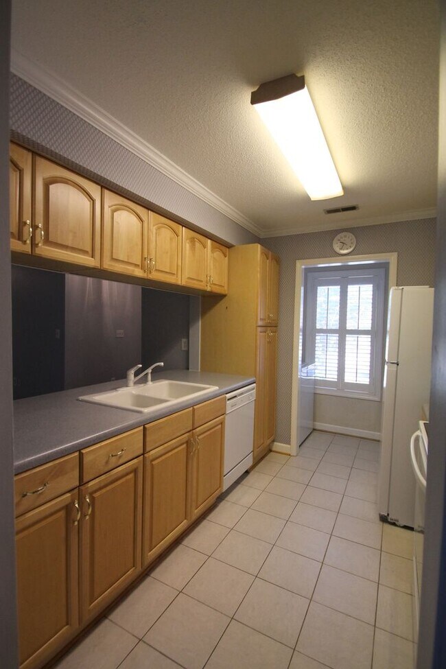 Building Photo - 806 Beech Dr