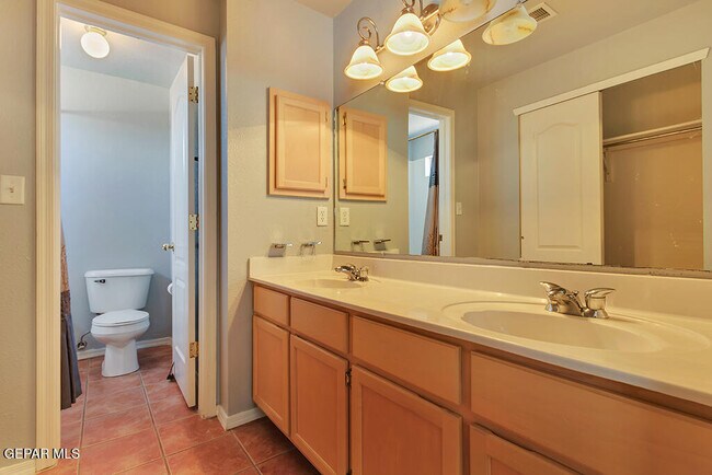 Building Photo - 1417 Plaza Verde Dr