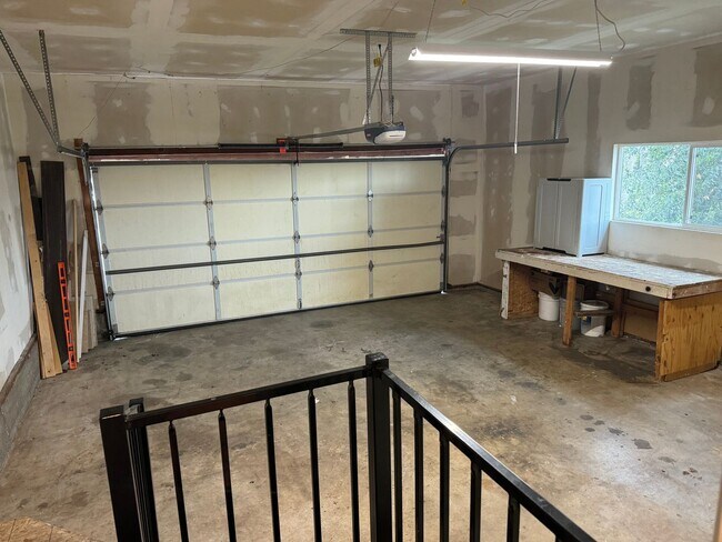 Building Photo - Avail 11/7. Nicely Updated Home in Downtow...