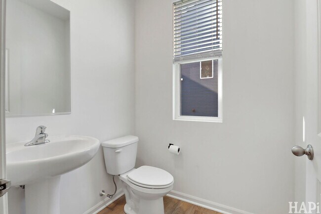 Building Photo - 2029 Magnolia Ln