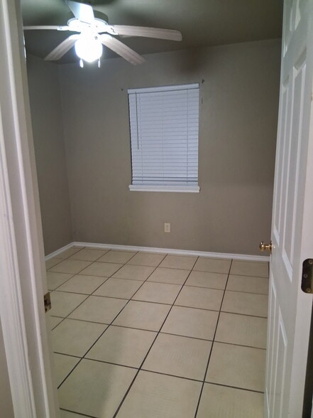 Building Photo - 111 E Sandy Creek Dr