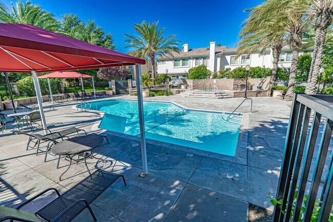 Building Photo - 4 Bedroom Oaklane Townhome in Santa Clarita!