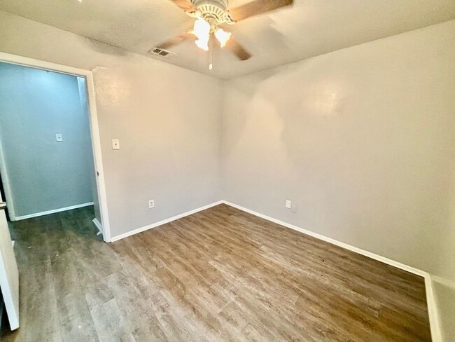 Building Photo - 413 Freestone Dr