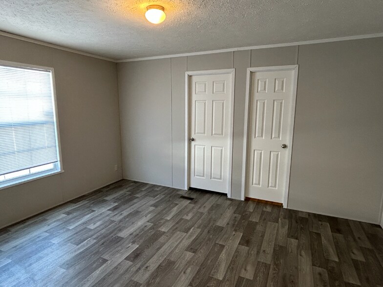 Building Photo - 358 Parker Lake Dr