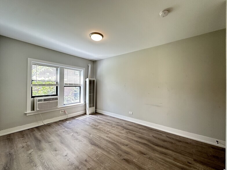 Building Photo - 722 W Brompton
