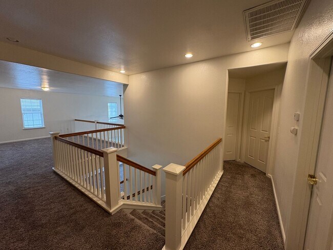 Building Photo - Spectacular home available now in a great neighborhood!