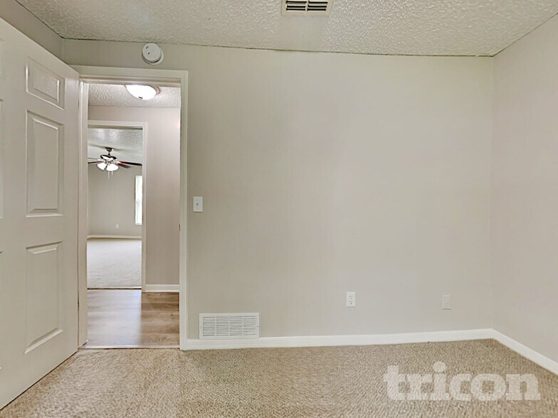 Building Photo - 2659 Pinewood Blvd E