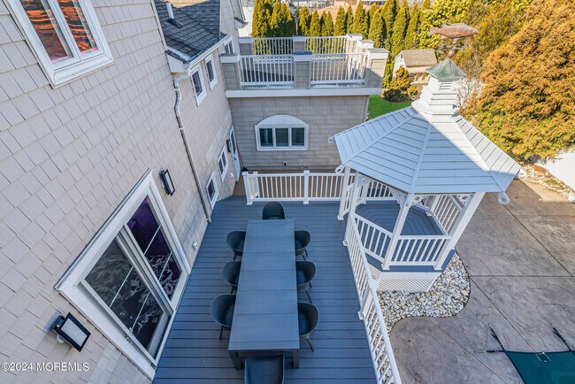 Building Photo - 215 Hollywood Ave