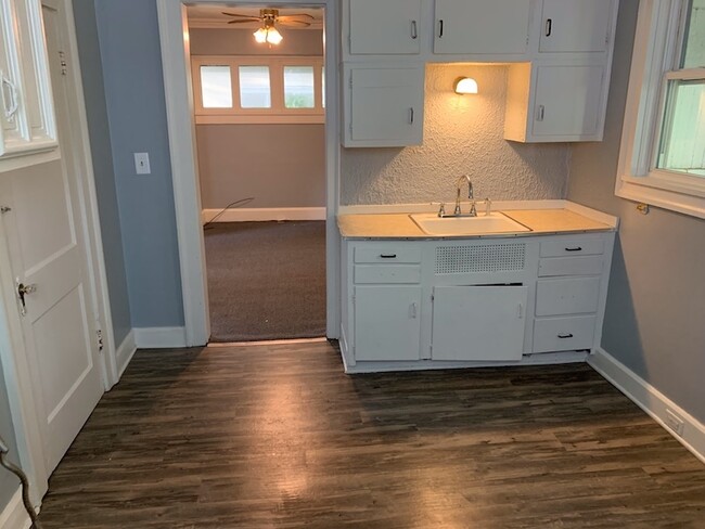Building Photo - 3 bedroom, near park, close to Ontario