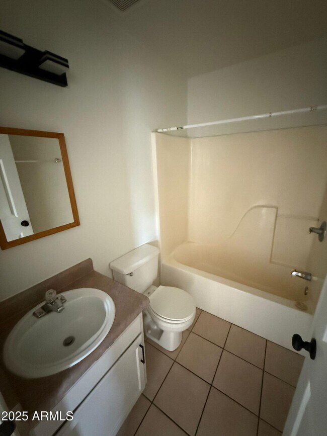 Building Photo - 712 E 17th St