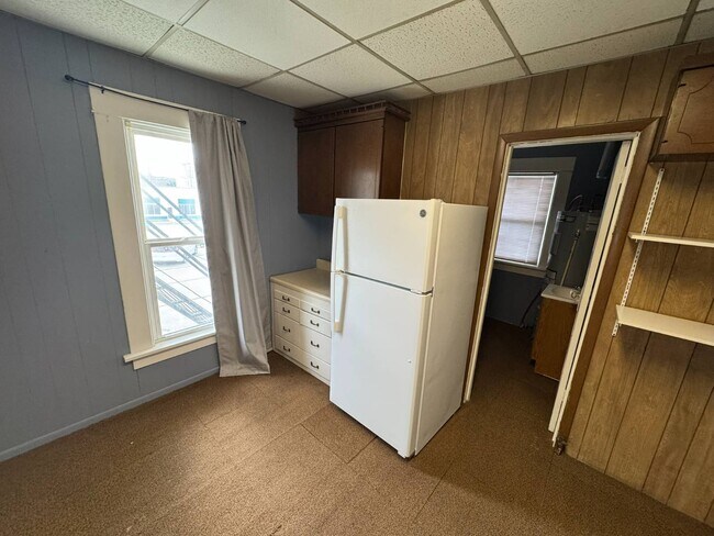 Building Photo - 211 E 7th St