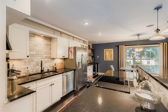 Building Photo - 505 W 7th St