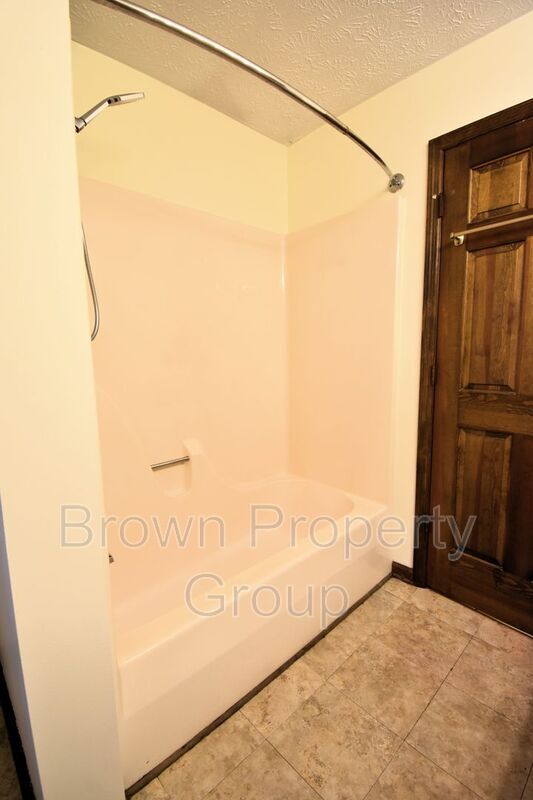 Building Photo - 901 Fredonia Dr