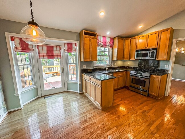 Building Photo - Magnificent 5 Bed 3 Bath Colonial Home Sit...