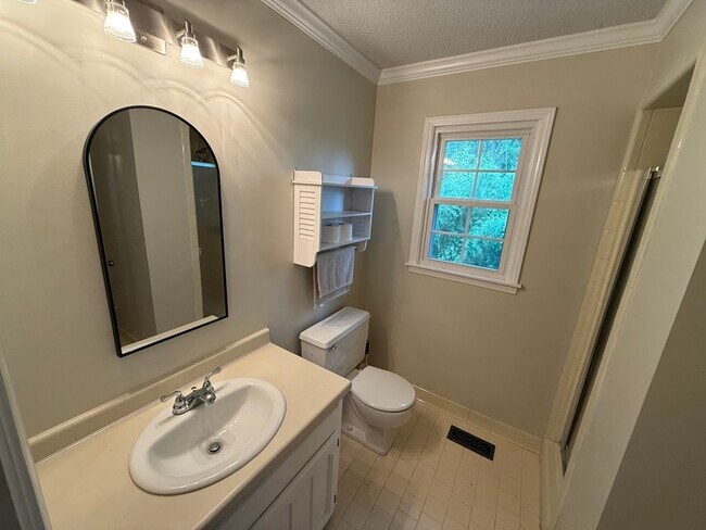 Building Photo - 5556 Hunters Hill Rd