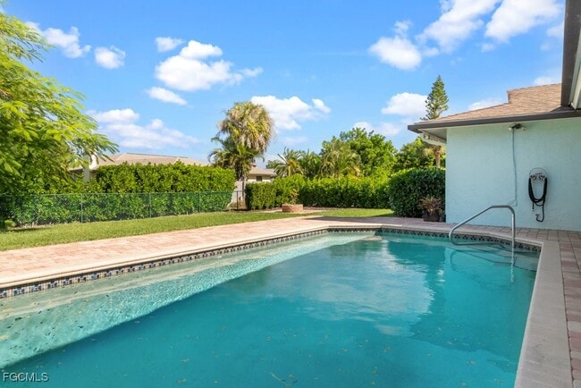 Building Photo - 1384 Burgundy Dr