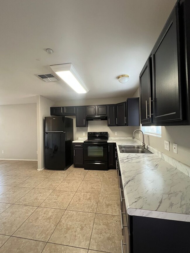 Building Photo - 2 Bedroom 1.5 Bath  Move in Ready in North...