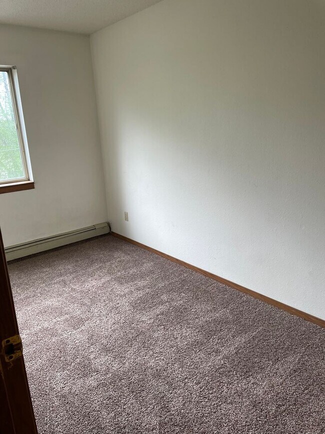 Building Photo - Four Bedroom Apartment