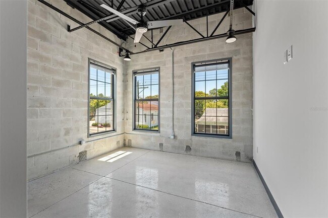 Building Photo - 902 E Curtis St