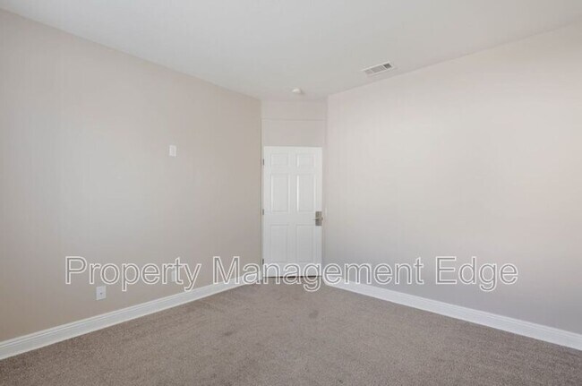 Building Photo - 29880 Pinehurst Dr