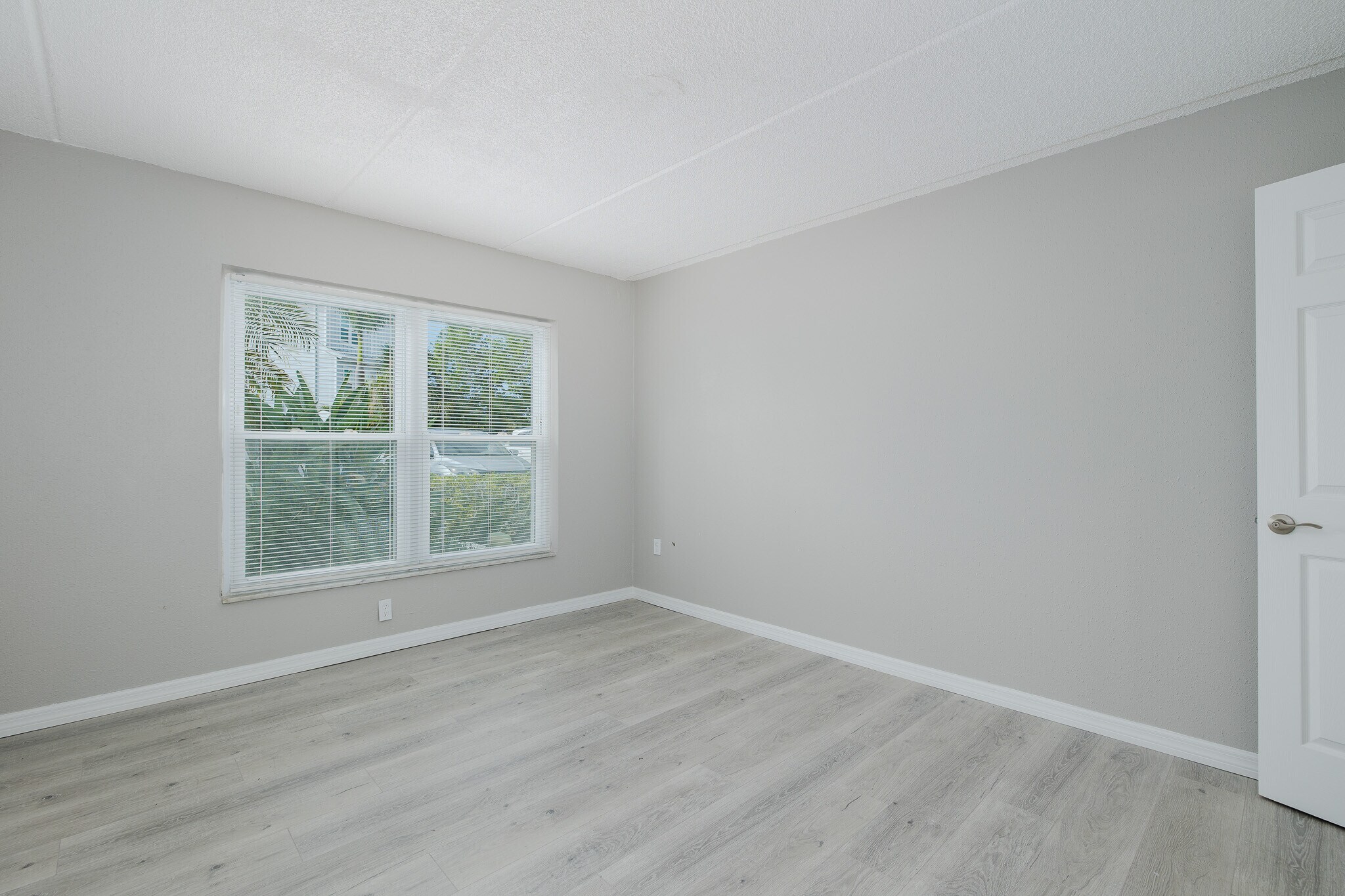 Building Photo - 464 N Paula Dr